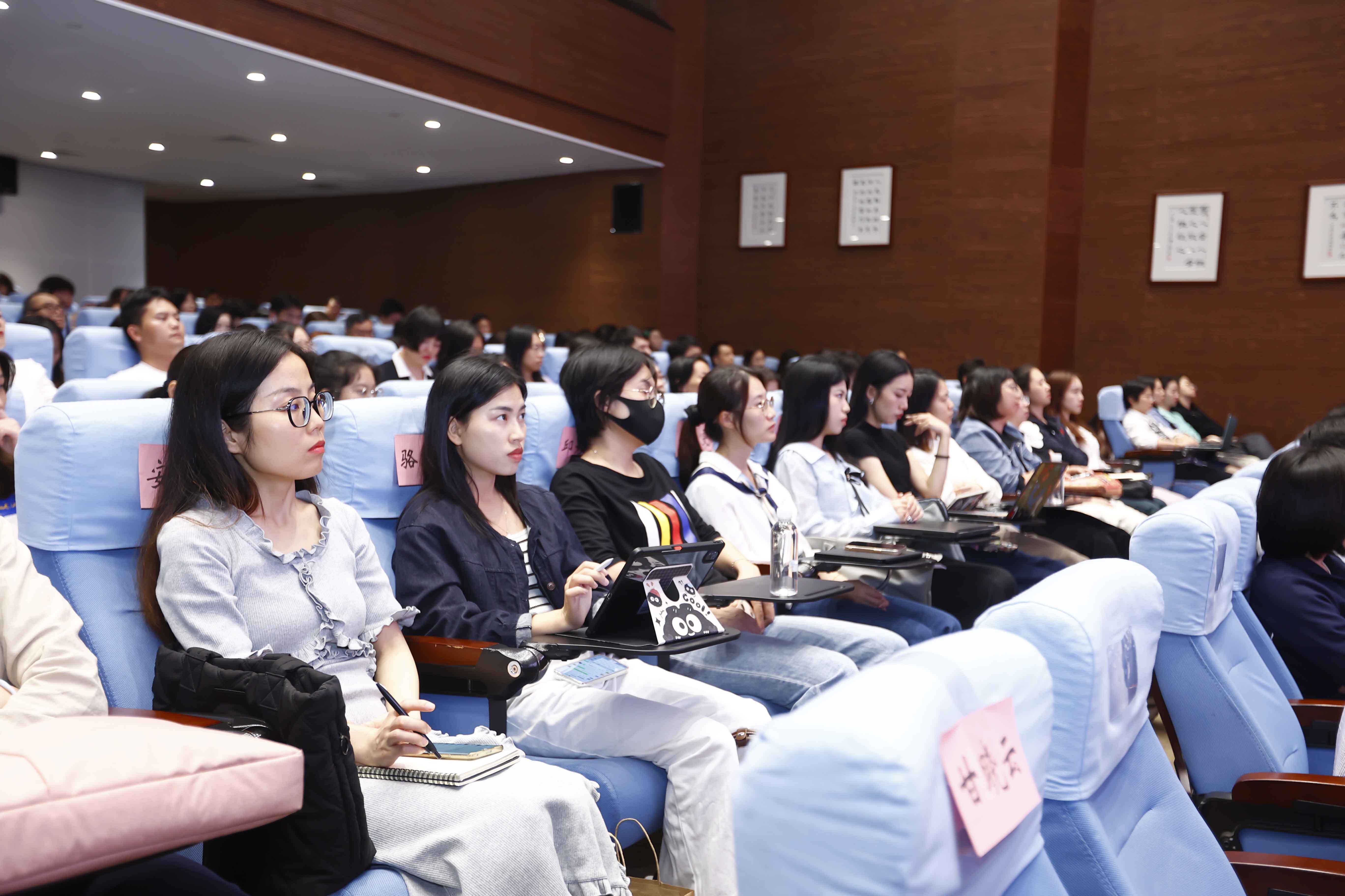 广州市新闻工作者协会AI培训现场图片4_企业人工智能培训_AI技能培训实景